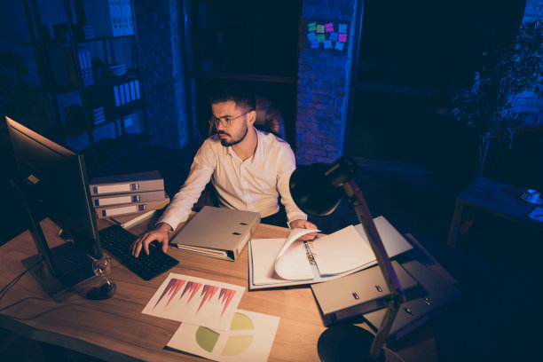 上面的高角度视图照片沉思周到的人思考，公司收入与茬做文书与沙漏在桌面上图片下载