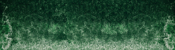 破旧的、有纹理的、长满青苔的混凝土墙。粗糙的绿色水泥长纹理。黑暗的大背景图片下载
