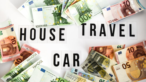 文字房子，旅行和汽车文字在白色背景与欧元钱图片下载