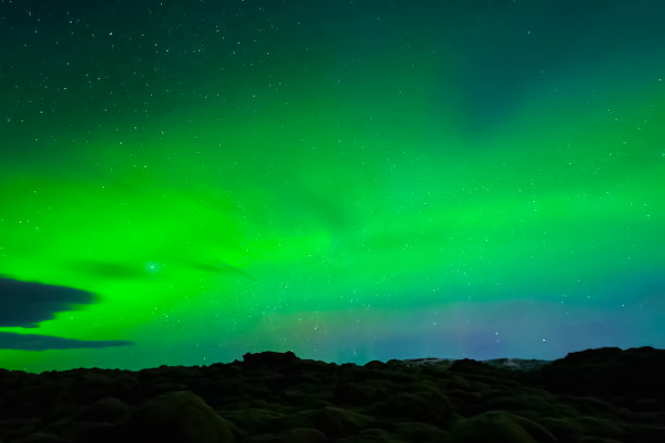 北方夜空中的北极光。空气粒子的电离图片下载