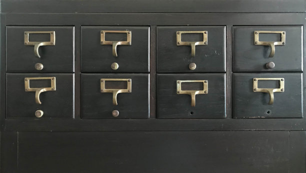 带空标签的木制橱柜抽屉，用于归档文件的医药标签图片下载