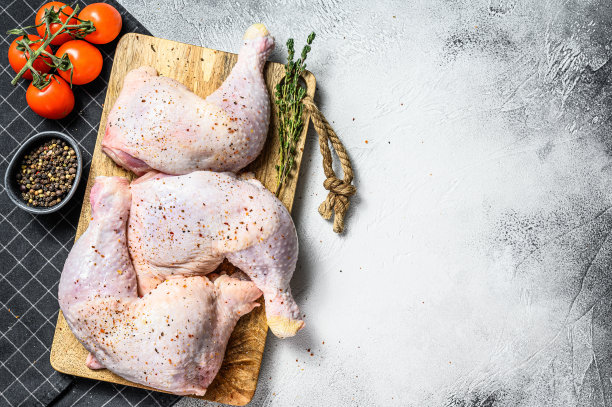 生鸡腿与大腿，新鲜香草，烹饪。灰色的背景。前视图。本空间图片下载