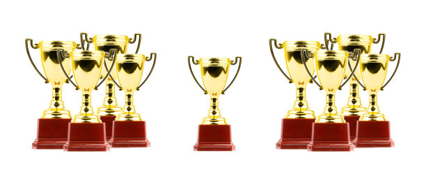 白色背景上的奖杯和奖牌特写图片下载