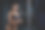 在健身房训练三头肌的漂亮女运动员。图片下载