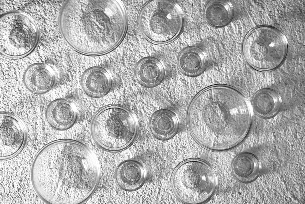 在有纹理的背景上清空玻璃小碗图片下载