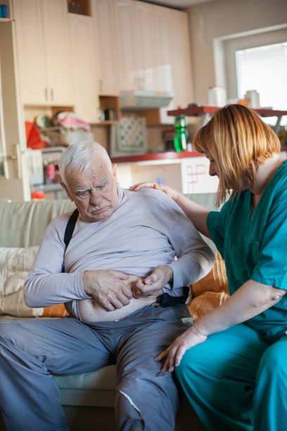 护士给一位老人注射胰岛素图片下载
