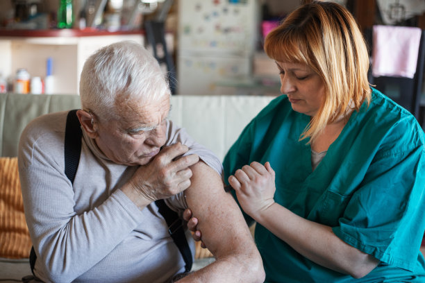 护士给一位老人注射胰岛素图片下载