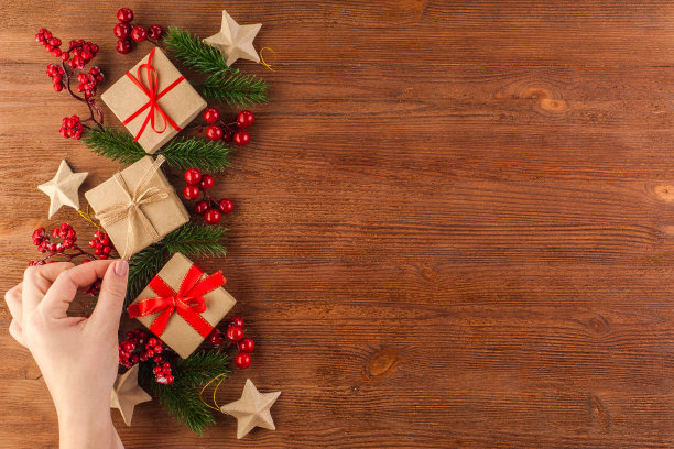 在木桌上手工制作的圣诞装饰品。图片下载