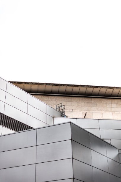现代屋顶采用有棱角的建筑设计，楼梯采用英国曼彻斯特钢楼梯隔离图片下载