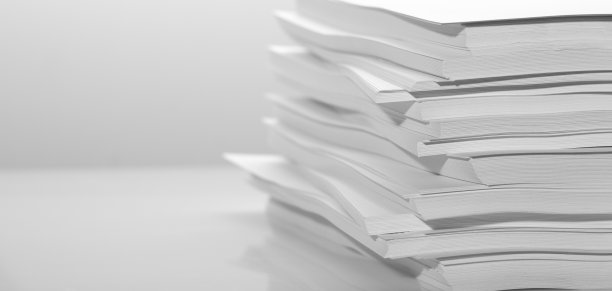 白色背景上的几叠白纸图片下载