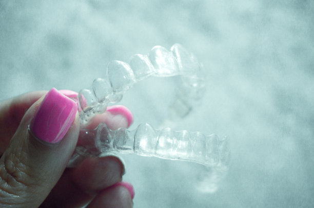 女人手里拿着的隐形牙固位器。本空间图片下载