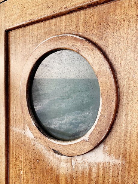旧船木墙上的舷窗图片下载