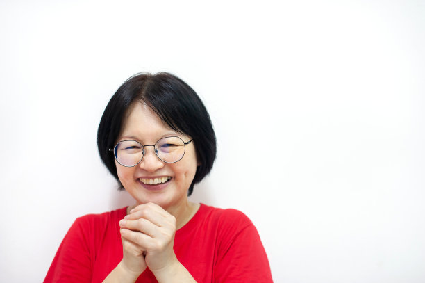 喜气洋洋的亚洲华人妇女在白色背景下问候春节快乐。图片下载