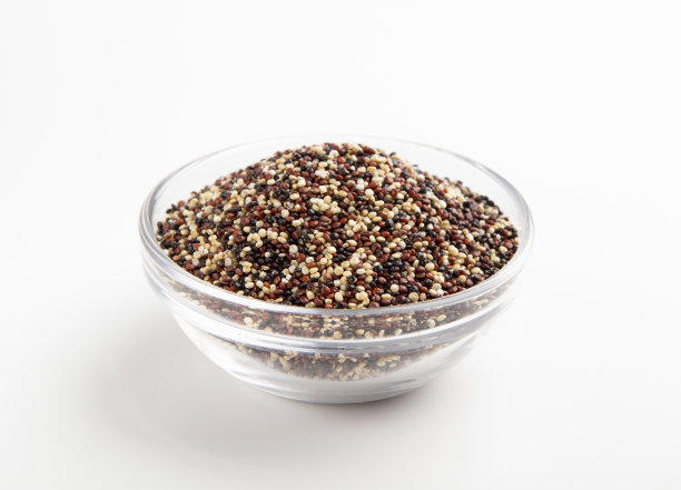 混合藜麦种子在玻璃碗，白色背景图片下载