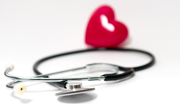 听诊器用于测量白色背景下的血压、心脏图片下载