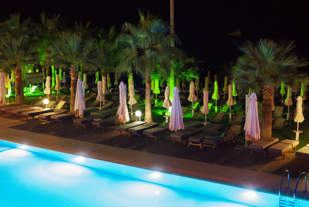 现代后院水池在晚上。图片下载