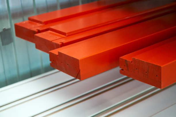 油漆家具元素在喷漆室。红色搪瓷。家具制造图片下载