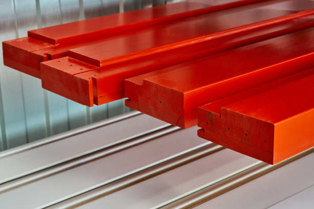 油漆家具元素在喷漆室。红色搪瓷。家具制造图片下载