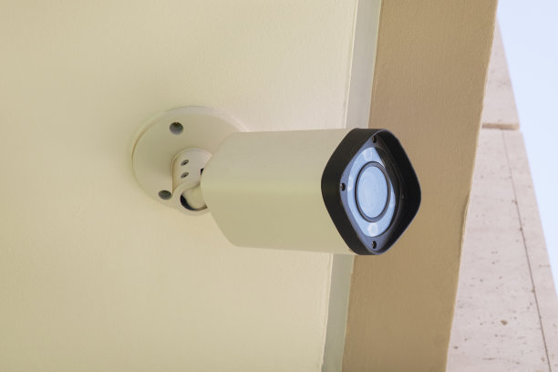 安装在建筑物墙壁或天花板上的现代闭路电视摄像机用于户外监控，监控街道、家庭或办公室图片下载