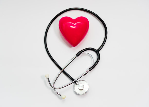 听诊器用于测量白色背景下的血压、心脏图片下载