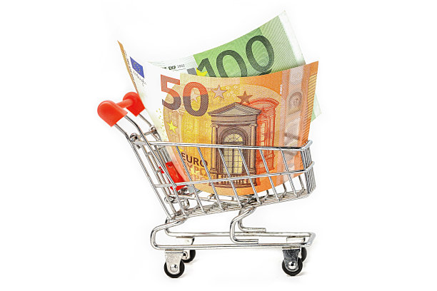 白色背景购物手推车里的欧元纸币：金融概念图片下载