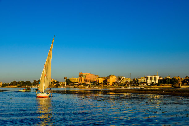 埃及卢克索尼罗河上的埃及传统三角帆船图片下载