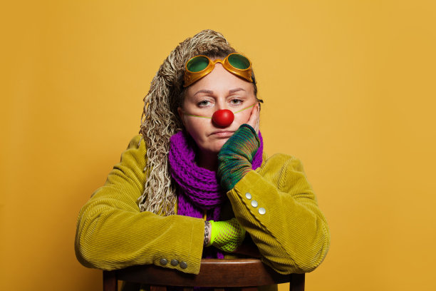 穿着小丑服装的中年女演员图片下载