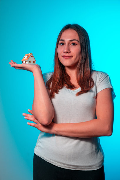 手持房屋模型的房地产概念照片图片下载