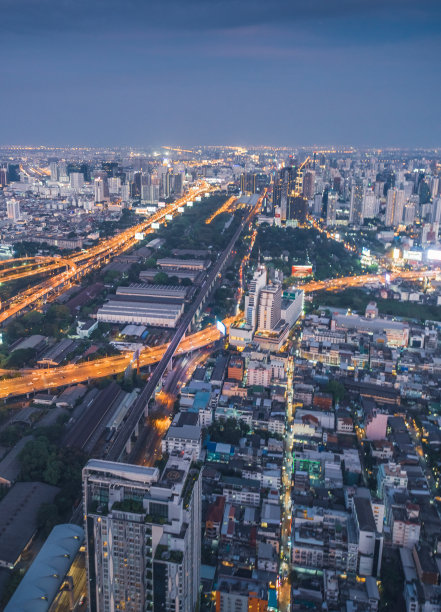 全景城市景观商业区(baiyok, Ratchaprarop, patunam曼谷，泰国)鸟瞰高层建筑在黄昏图片下载