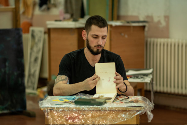 男艺术家在他的速写本上画画图片下载