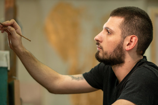 职业艺术家给他的艺术画上了最后一笔图片下载