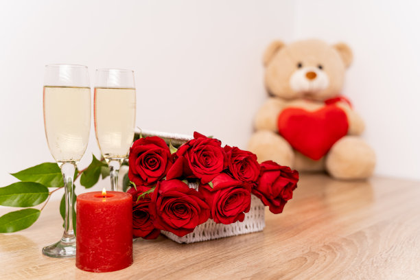 两杯香槟和红玫瑰花束图片下载