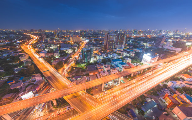 黄昏俯瞰高层建筑的城市商业区全景(泰国曼谷CBD)图片下载