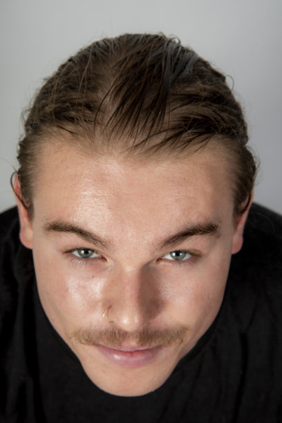 有魅力的年轻男子背对着镜头。图片下载