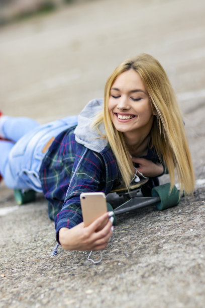女性的滑板者。女滑板手正在街上自拍图片下载
