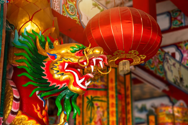 中国新年：寺庙里的中国龙和红灯笼图片下载