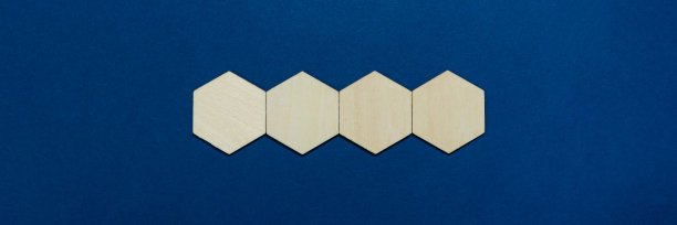 宽视野图像的四个空白木六边形放置在一条线。在经典的蓝色背景与复制空间。图片下载