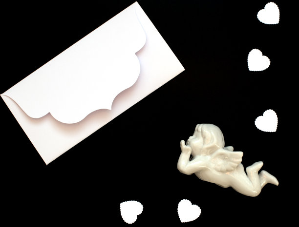 白色信封，黑色背景的丘比特和白色的心。男性节日的概念。情人节、生日贺卡或请帖。平铺，顶视图风格与复制空间。图片下载