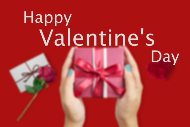 礼物、信封和白玫瑰在柔和的蓝色背景情人节的主意，躺下，俯视图和拷贝空间图片下载