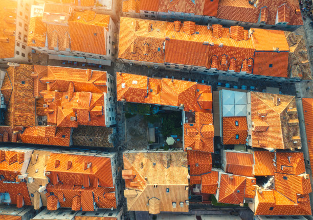 克罗地亚杜布罗夫尼克夏季日落时分橙色屋顶房屋的航拍视角。欧洲古城美丽建筑的顶视图。历史中心，建筑物，傍晚的街道。旅游图片下载