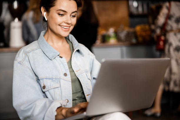 酒吧库存照片里兴高采烈的女人带着笔记本电脑图片下载