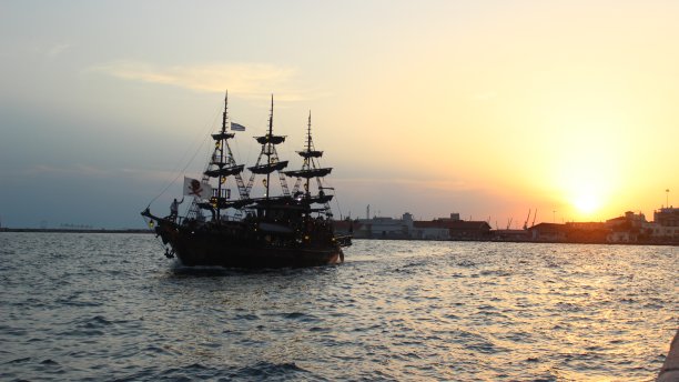 海盗聚会的船在海上航行图片下载