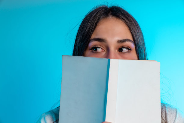 女孩用书本遮住脸的样机素材照片图片下载