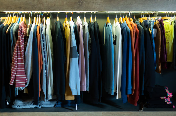 衣架和架子上五颜六色的男性衣服图片下载