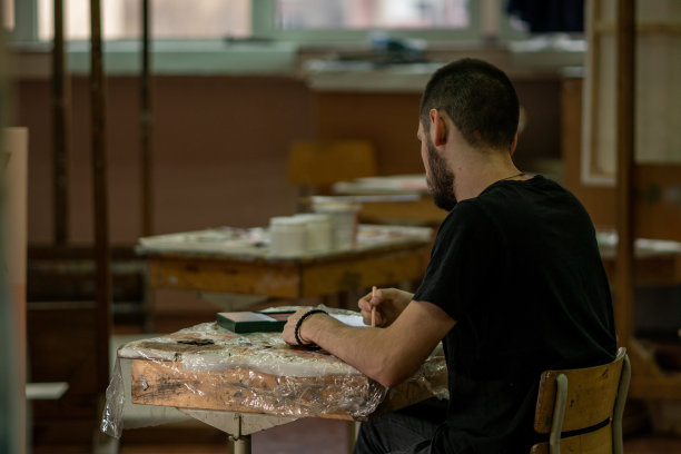 图形设计师头脑风暴为最后期限的草图图片下载