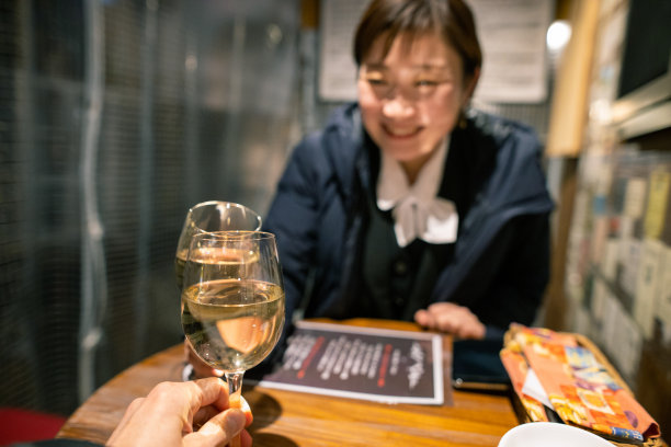 下班后在酒吧举杯庆祝的女人图片下载