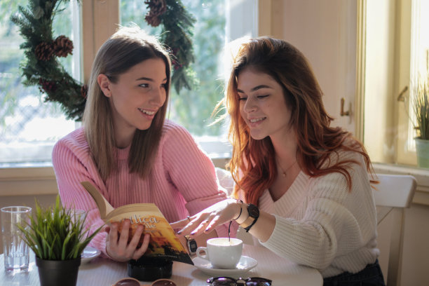 咖啡店里的女孩素材图片