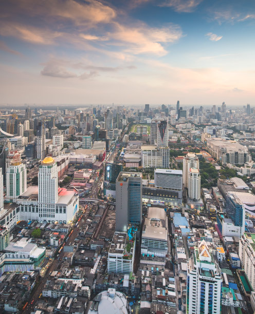 全景城市景观商业区(暹罗中心，安博克，中央世界，曼谷，泰国)大厦黄昏图片下载