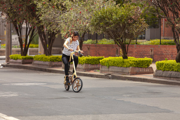 在一个阳光明媚的下午，一位年轻的拉丁美洲千禧一代女士骑车去上班时，她的平衡出现了问题。水平格式。图片下载