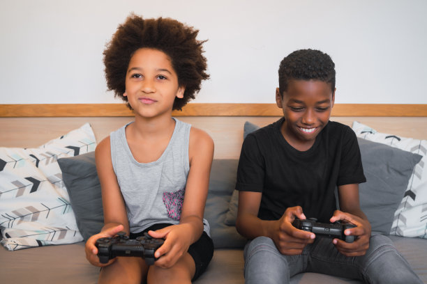 两兄弟在家玩电子游戏图片下载